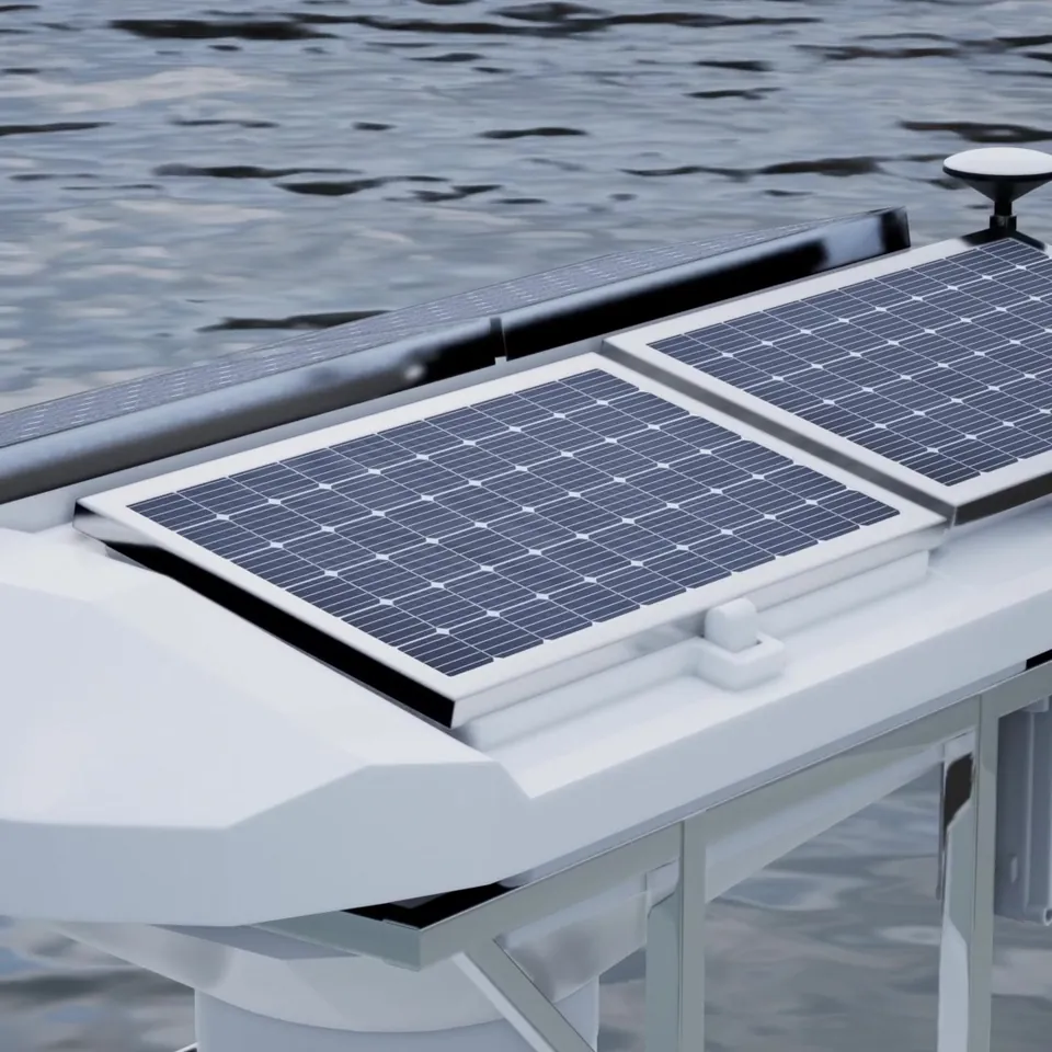 Paneles solares y antena GPS sobre la tolva